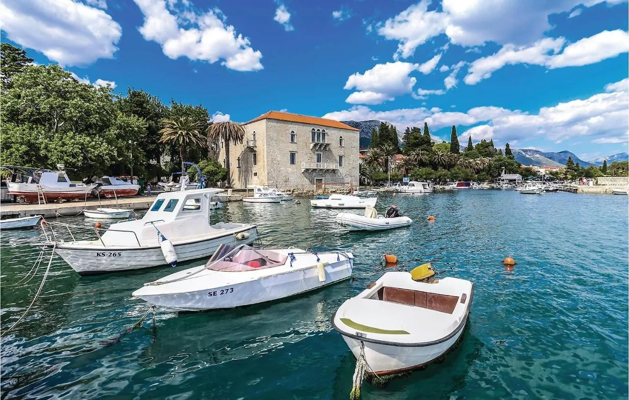 Lovely Apartment In Kastel Luksic With Wifi Kastela