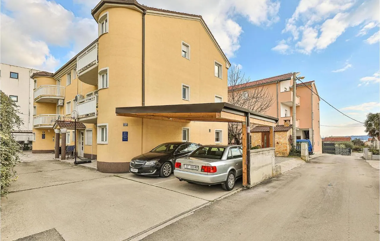Lovely Apartment In Kastel Luksic With Wifi Kastela