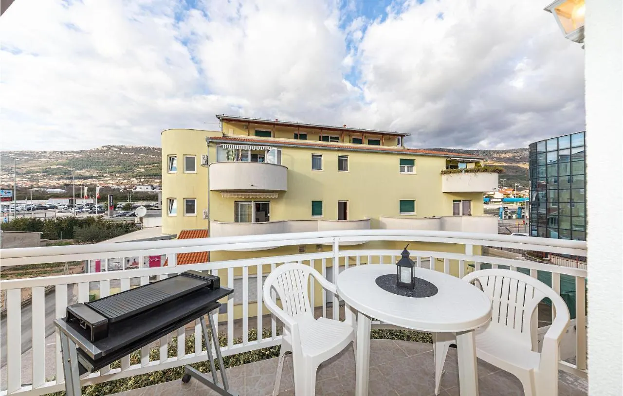 Lovely Apartment In Kastel Luksic With Wifi Kastela 0*,